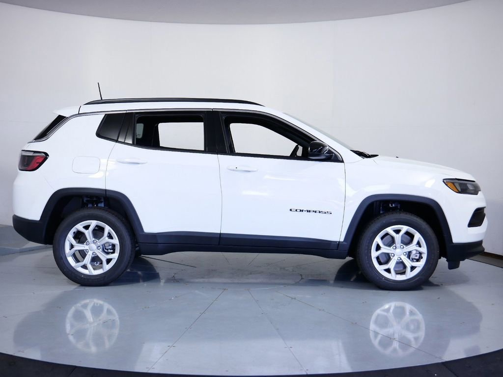 Used 2024 Jeep Compass Latitude image 7