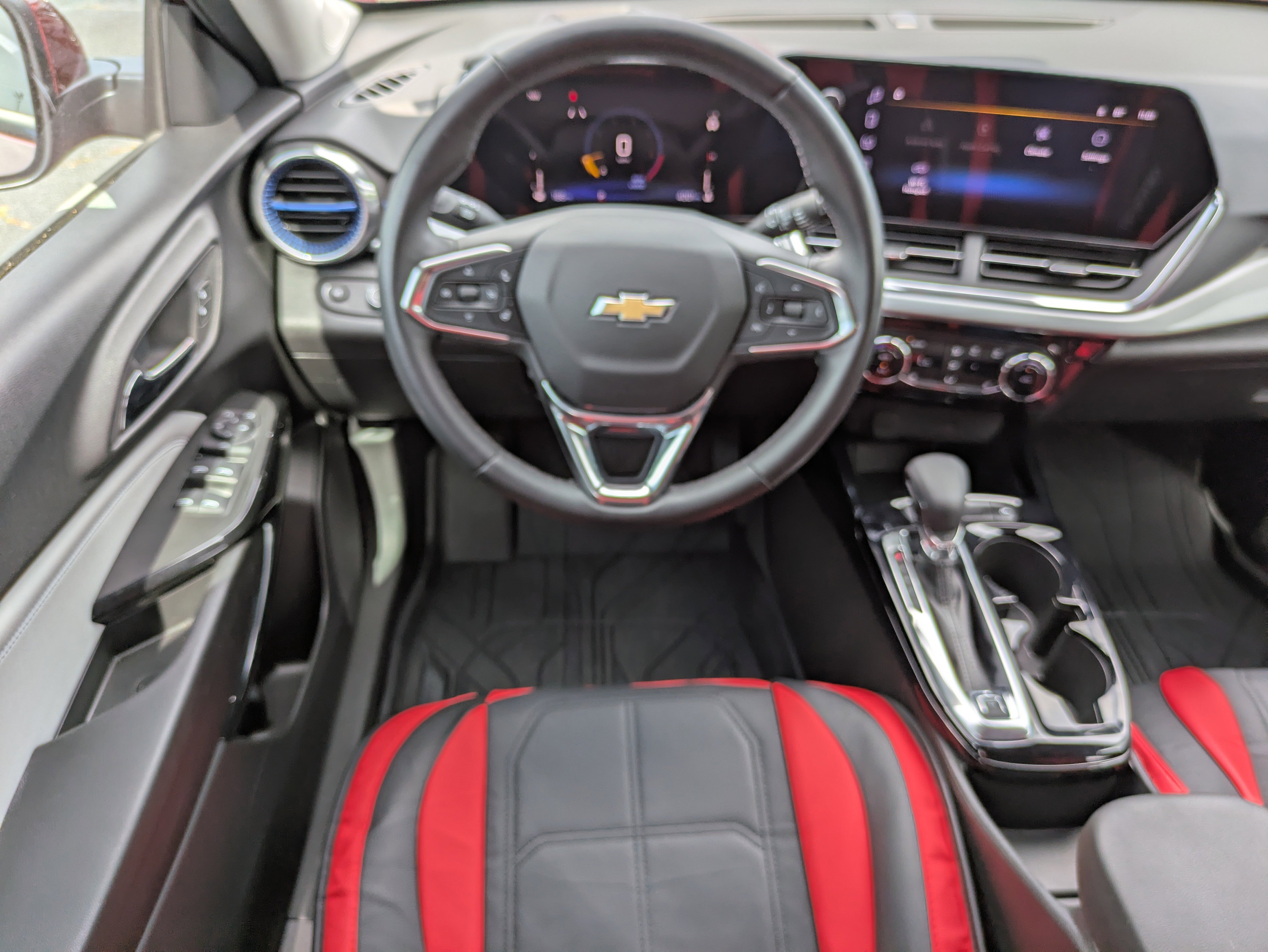 Used 2025 Chevrolet Trax LT w/ Driver Confidence Package image 4