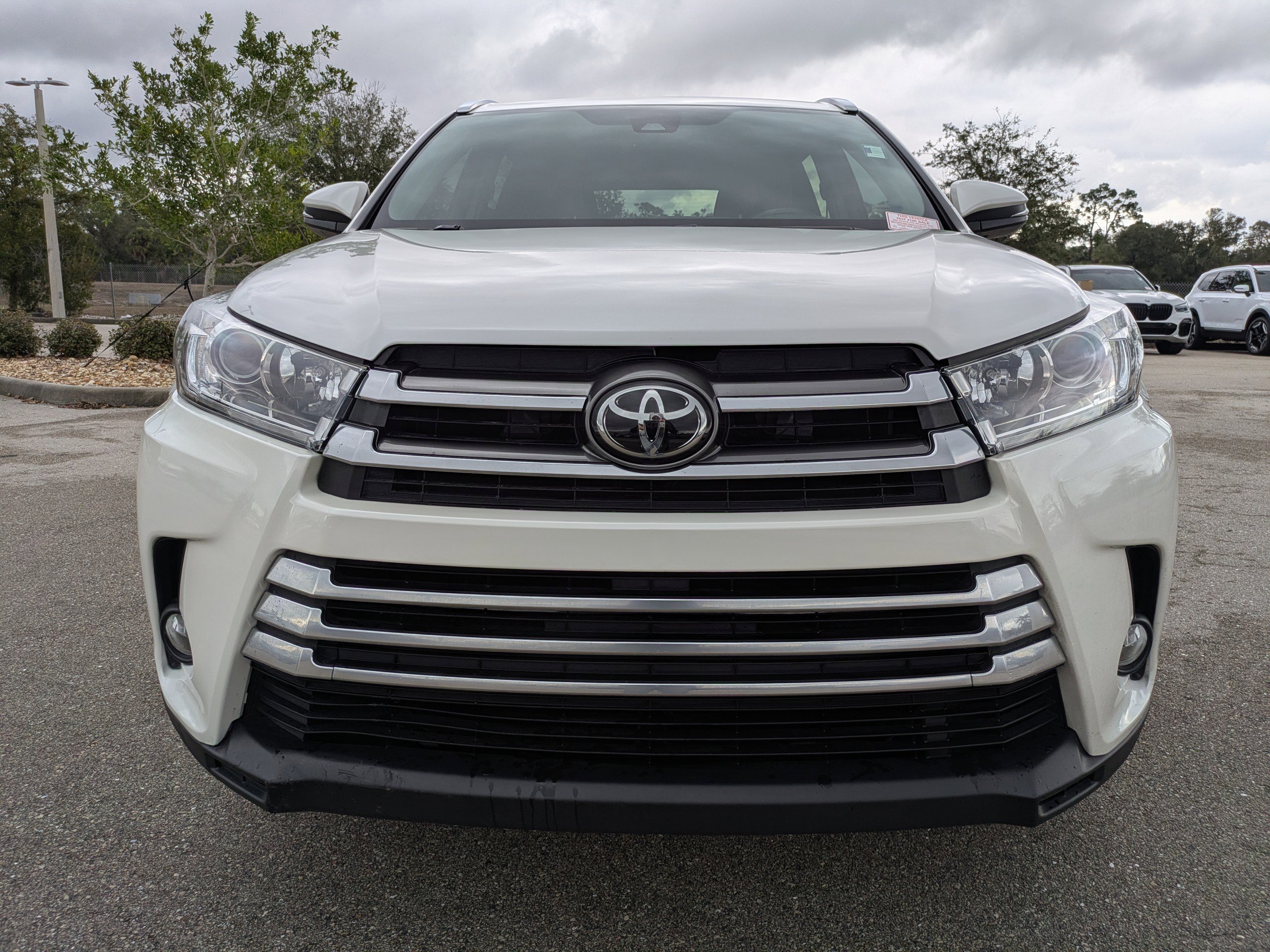 Used 2017 Toyota Highlander Limited image 3