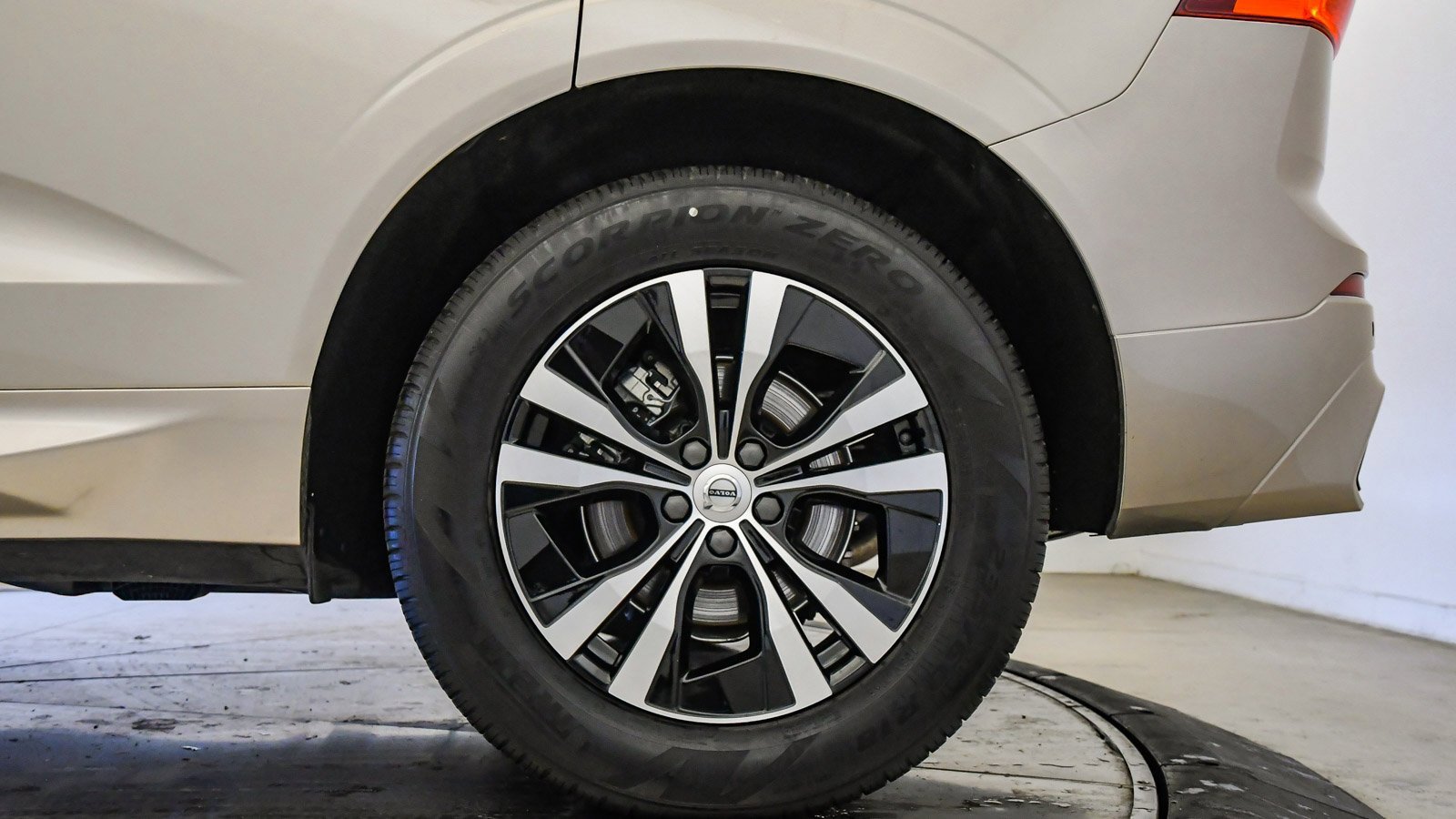 Certified 2025 Volvo XC60 B5 Core image 11