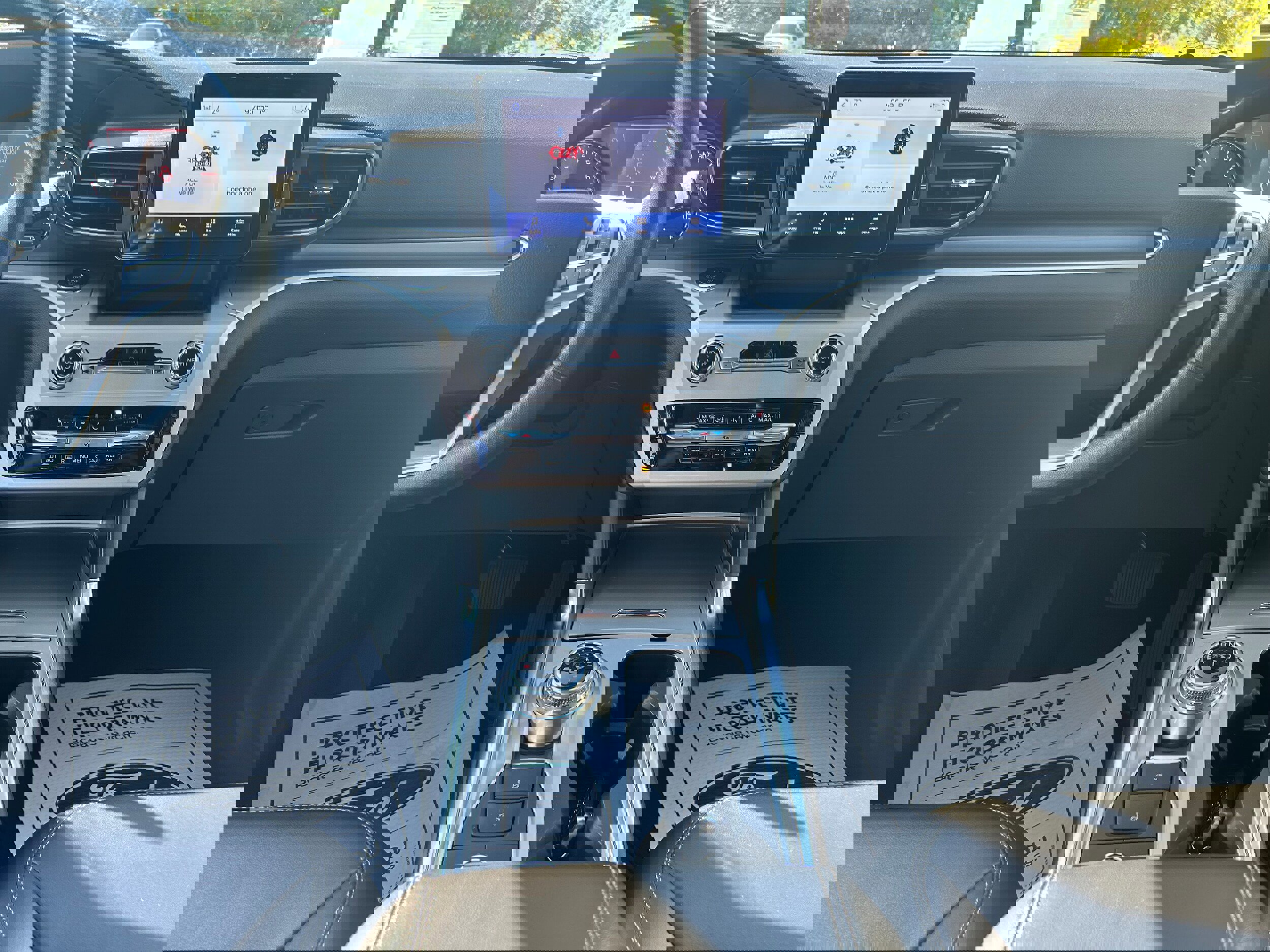 Used 2022 Ford Explorer XLT w/ Equipment Group 202A image 10