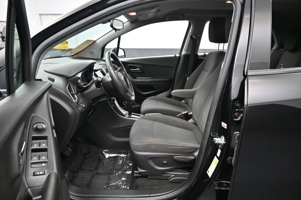 Used 2022 Chevrolet Trax LS w/ Tint and Cruise Package AWD/4WD image 11