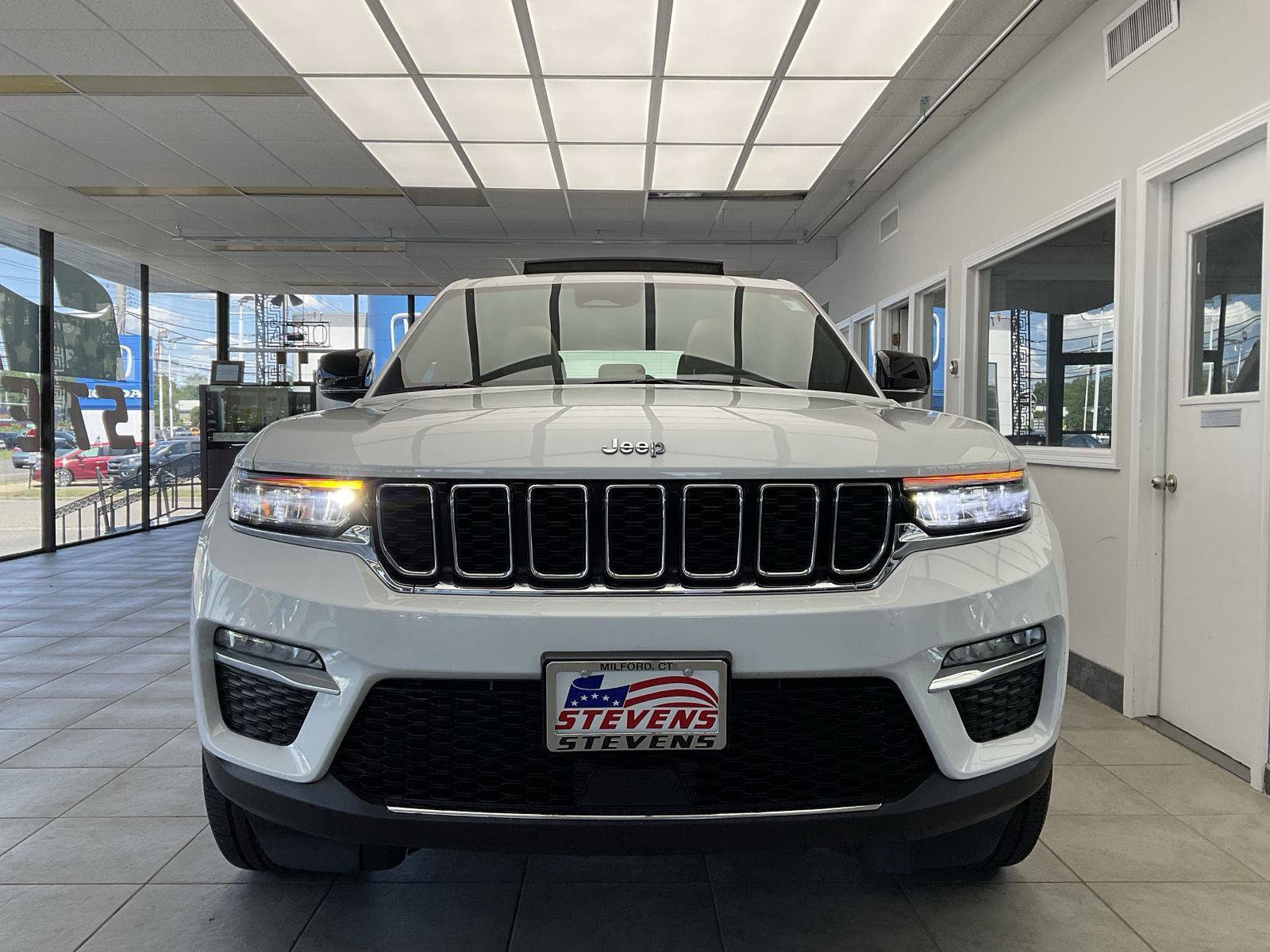 Used 2024 Jeep Grand Cherokee Limited 4xe image 2