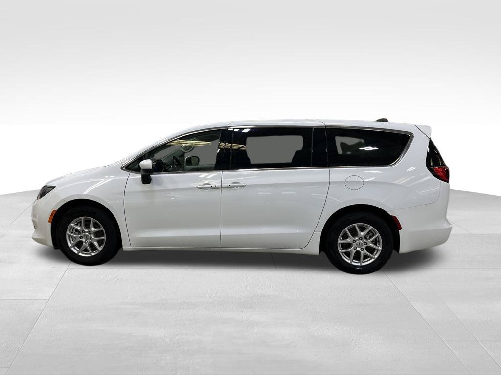 Used 2023 Chrysler Voyager LX FWD image 2