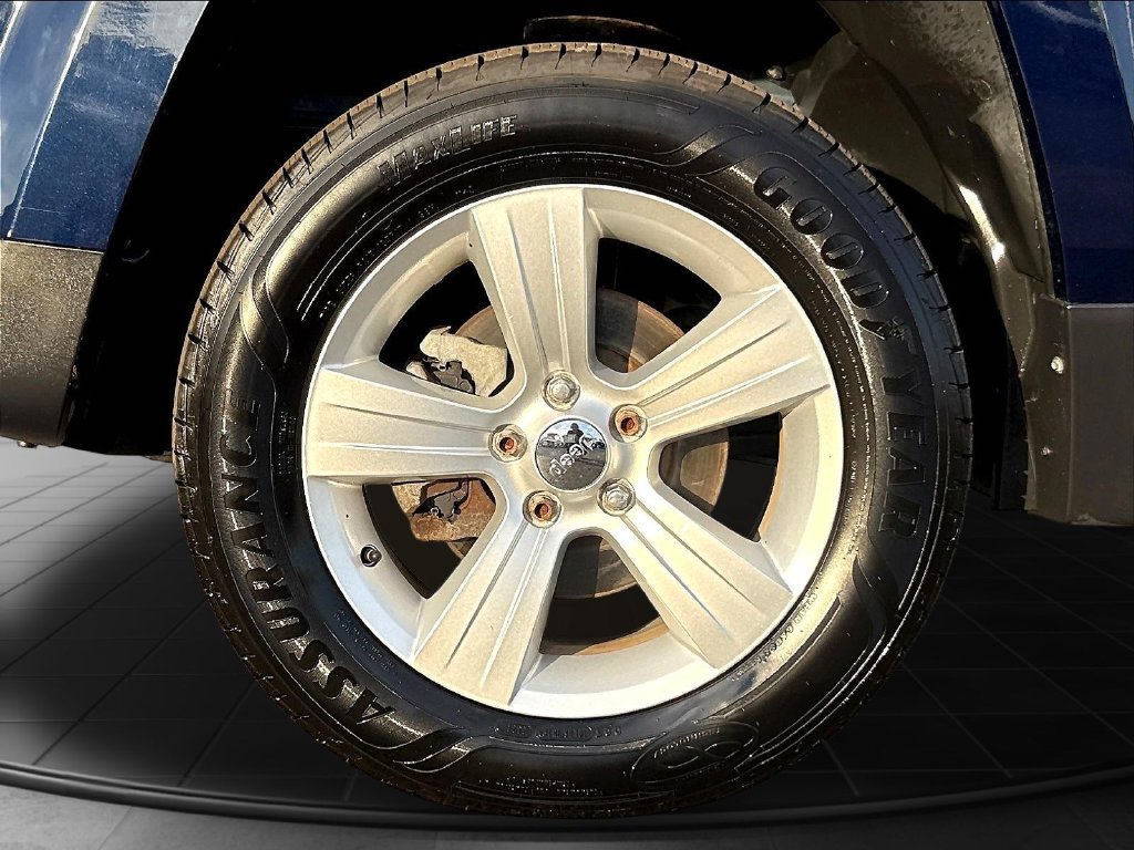 Used 2015 Jeep Patriot Latitude w/ Sun/Sound Group AWD/4WD image 38