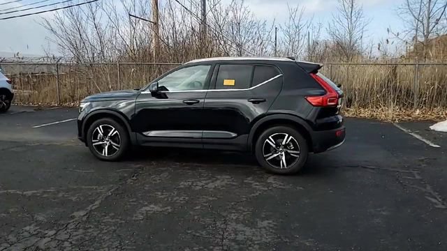 Used 2025 Volvo XC40 B5 Core image 8