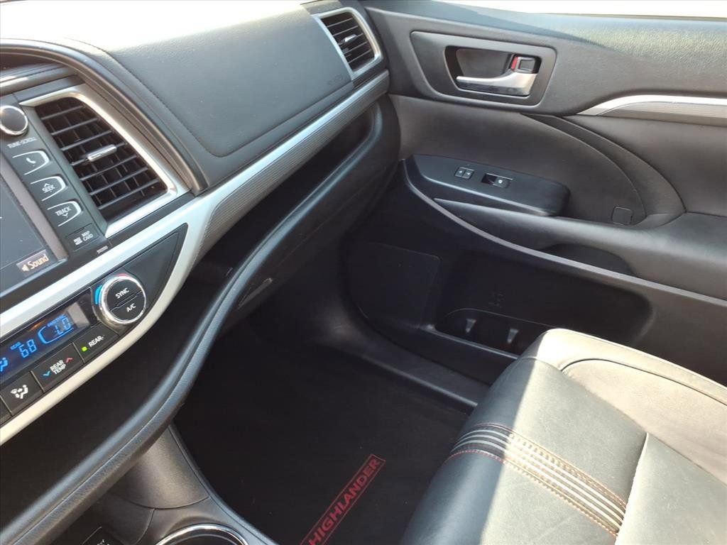 Used 2019 Toyota Highlander SE w/ Nightshade Edition image 33