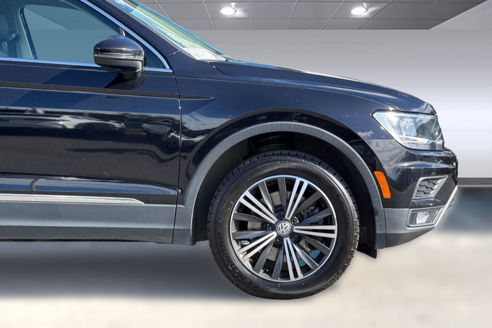 Used 2018 Volkswagen Tiguan SEL AWD/4WD image 35