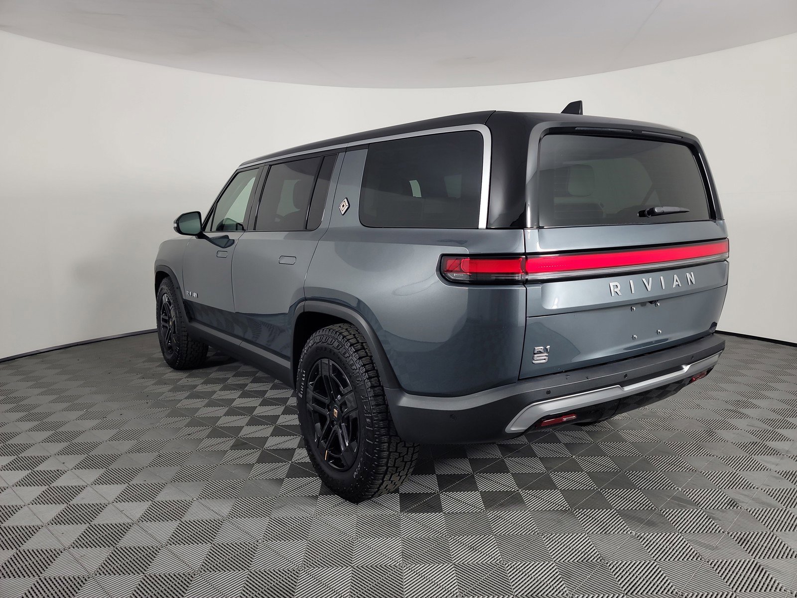 Used 2024 Rivian R1S Adventure AWD/4WD image 3