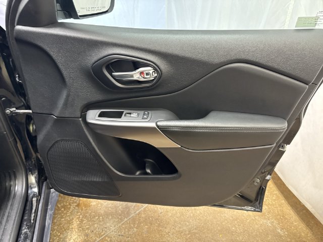 Used 2022 Jeep Cherokee Limited w/ Mopar Interior Package AWD/4WD image 27