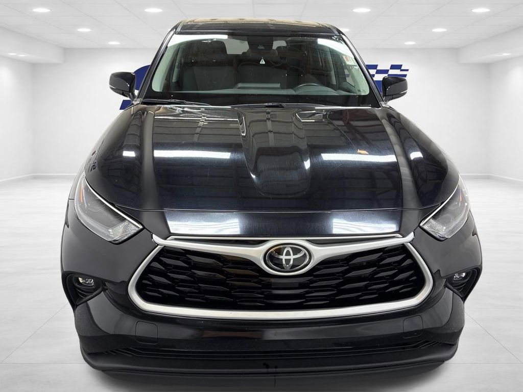 Used 2024 Toyota Highlander LE FWD image 2