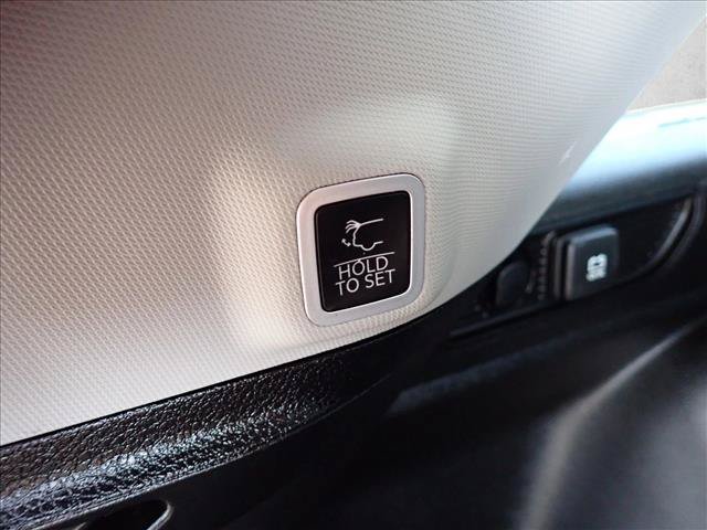 Used 2023 Jeep Grand Cherokee Limited w/ Black Appearance Package AWD/4WD image 9