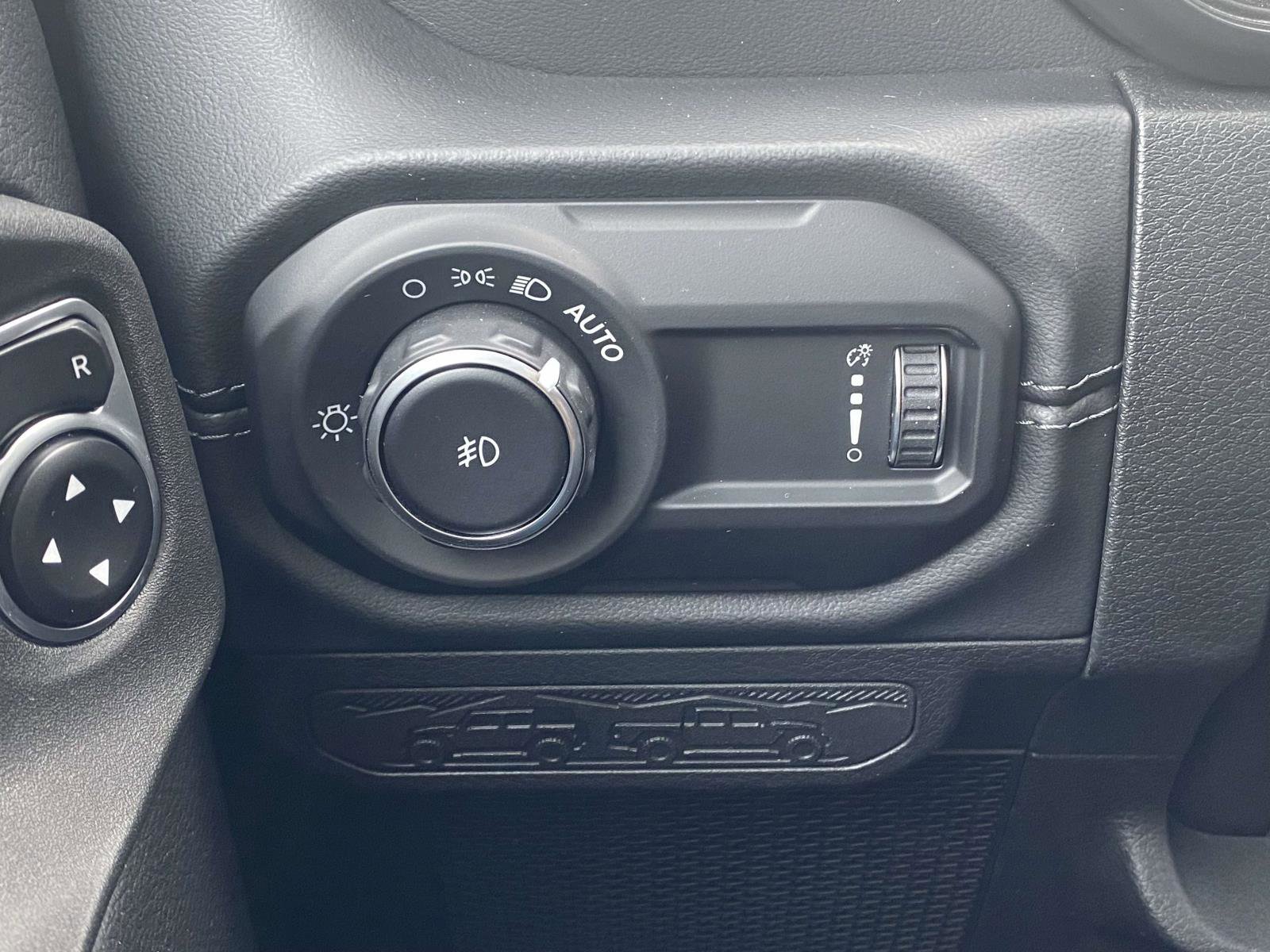 Used 2024 Jeep Wrangler Unlimited Sahara w/ Technology Group image 18