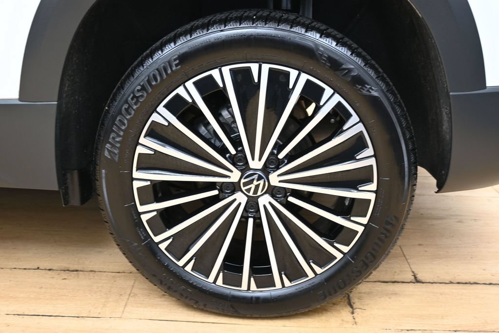 Used 2025 Volkswagen Taos SE FWD image 36