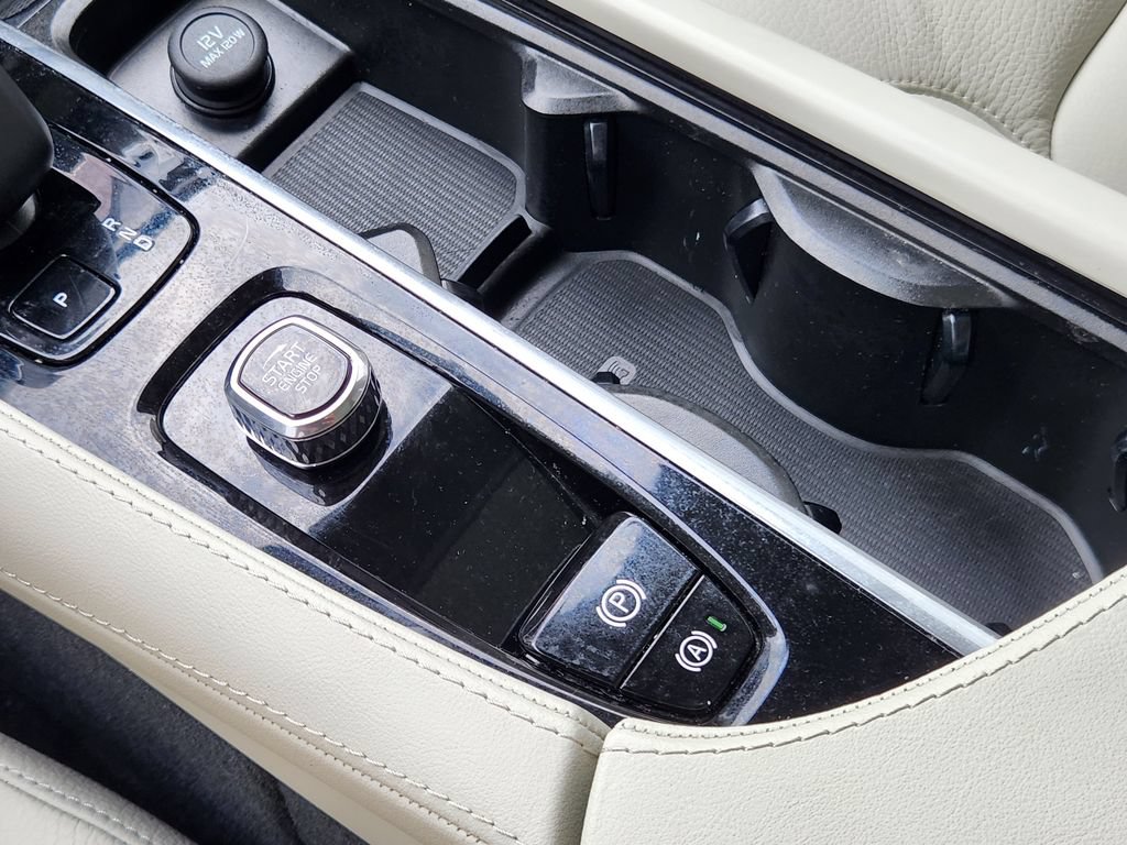 Certified 2025 Volvo XC90 T8 Plus AWD/4WD image 30