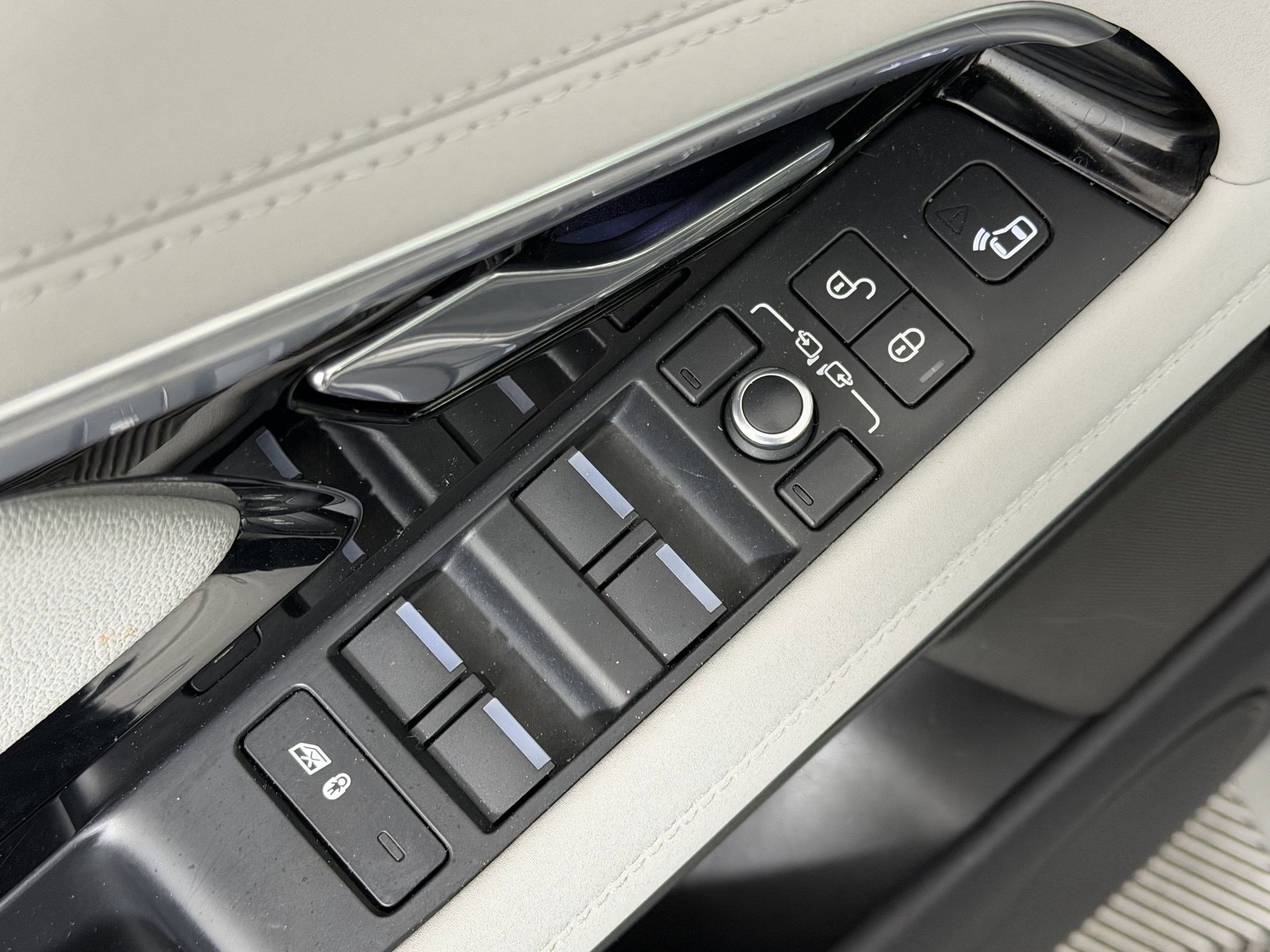 Used 2020 Land Rover Range Rover Evoque First Edition image 22