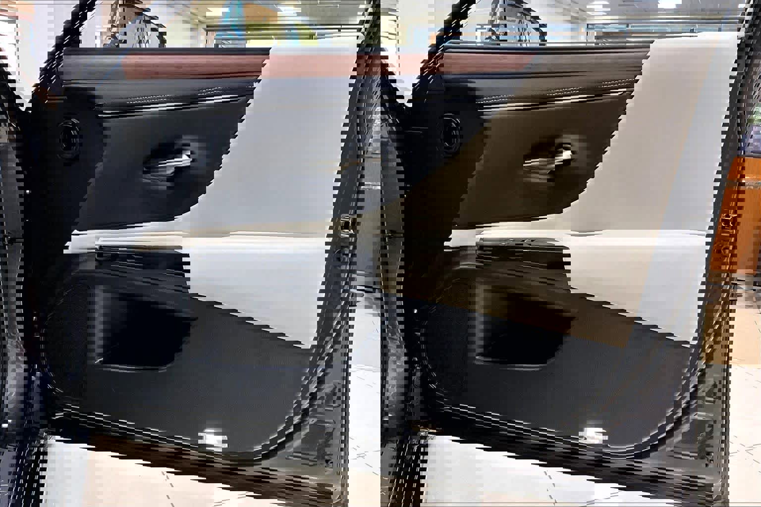 Used 2025 Lexus ES 300h w/ Premium Package image 21