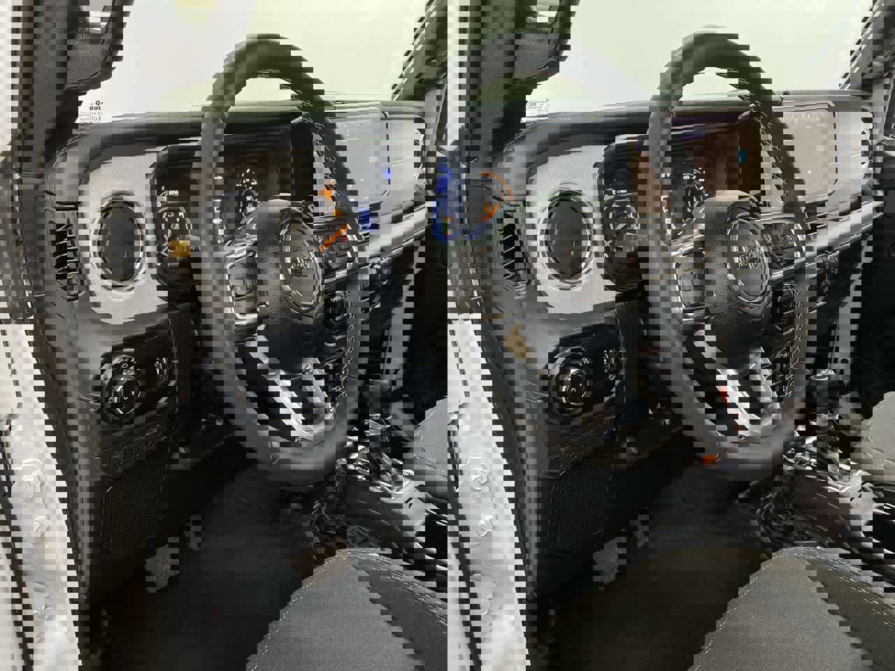 Used 2025 Jeep Wrangler Sahara image 2