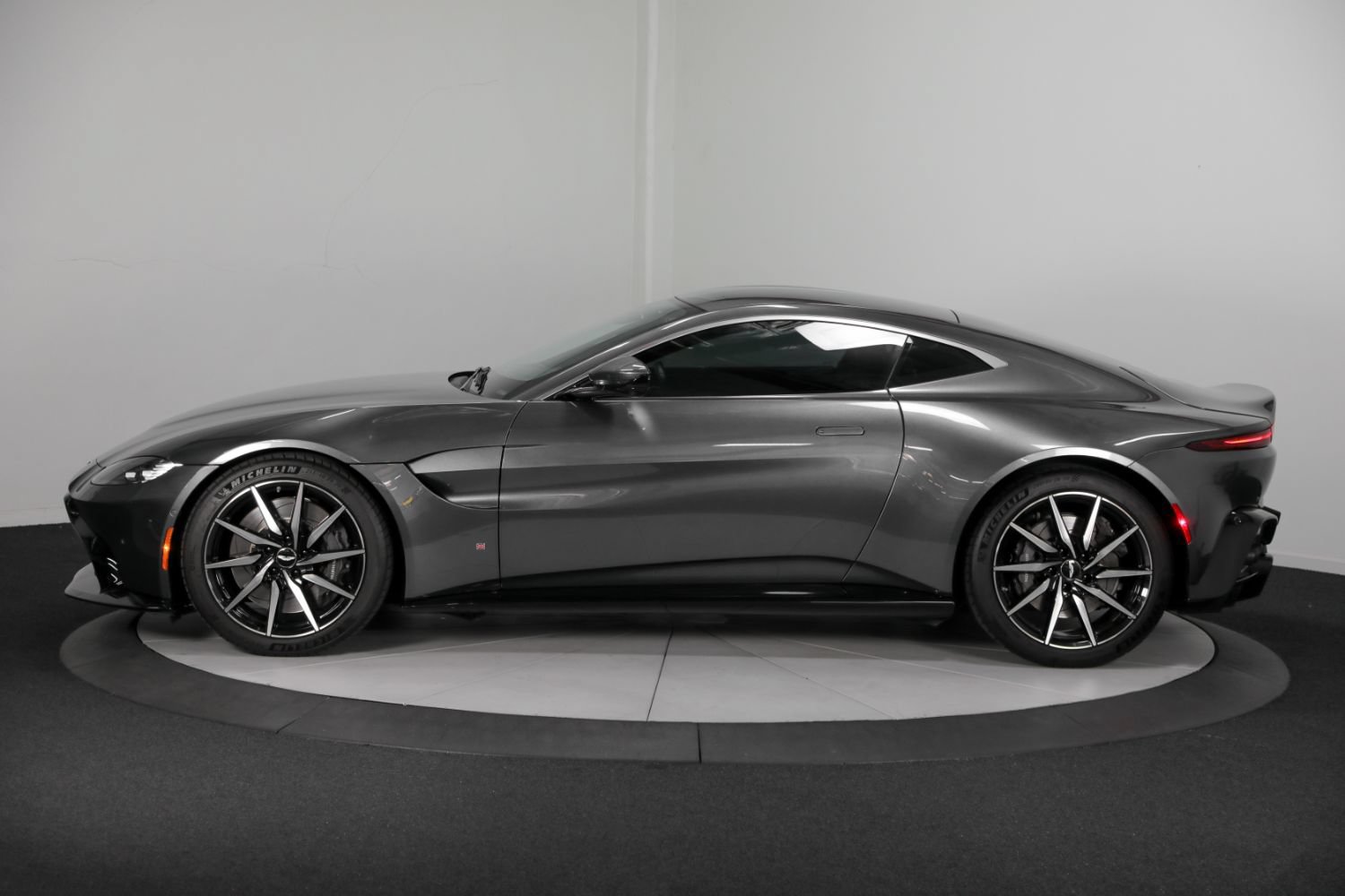 Used 2019 Aston Martin V8 Vantage Coupe RWD image 6