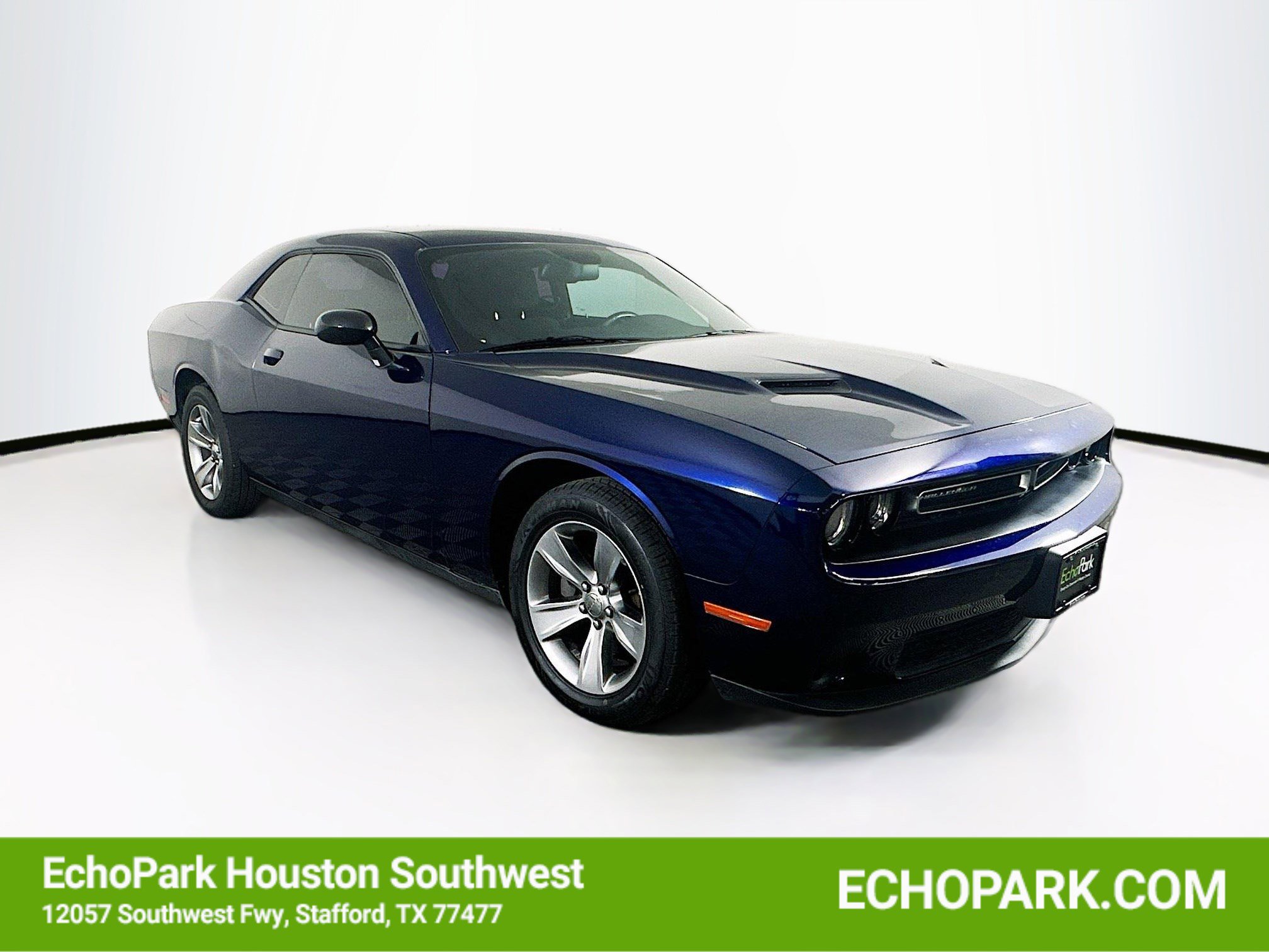 Used 2015 Dodge Challenger SXT image 1