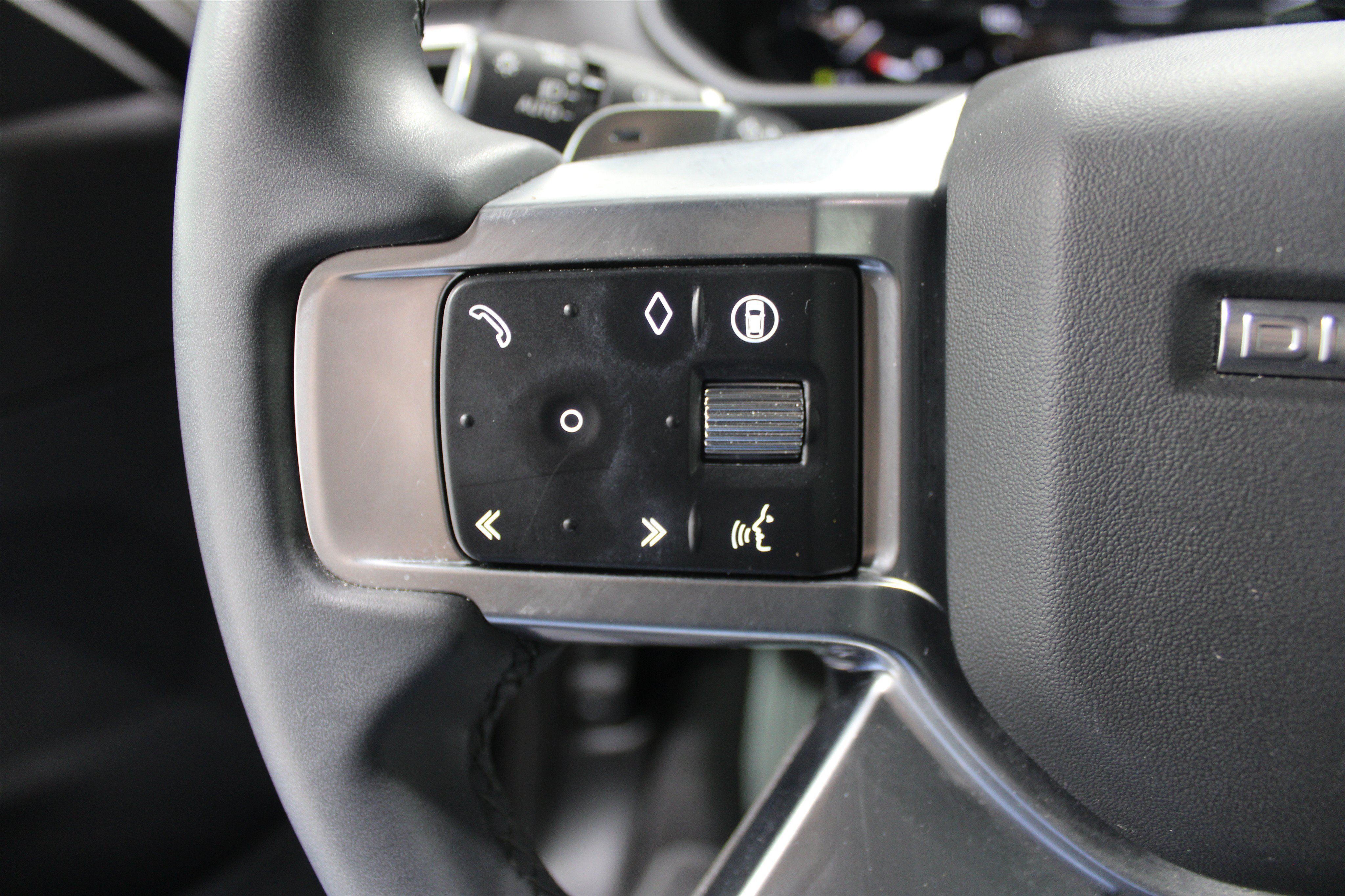 Used 2024 Land Rover Discovery Dynamic SE AWD/4WD image 10
