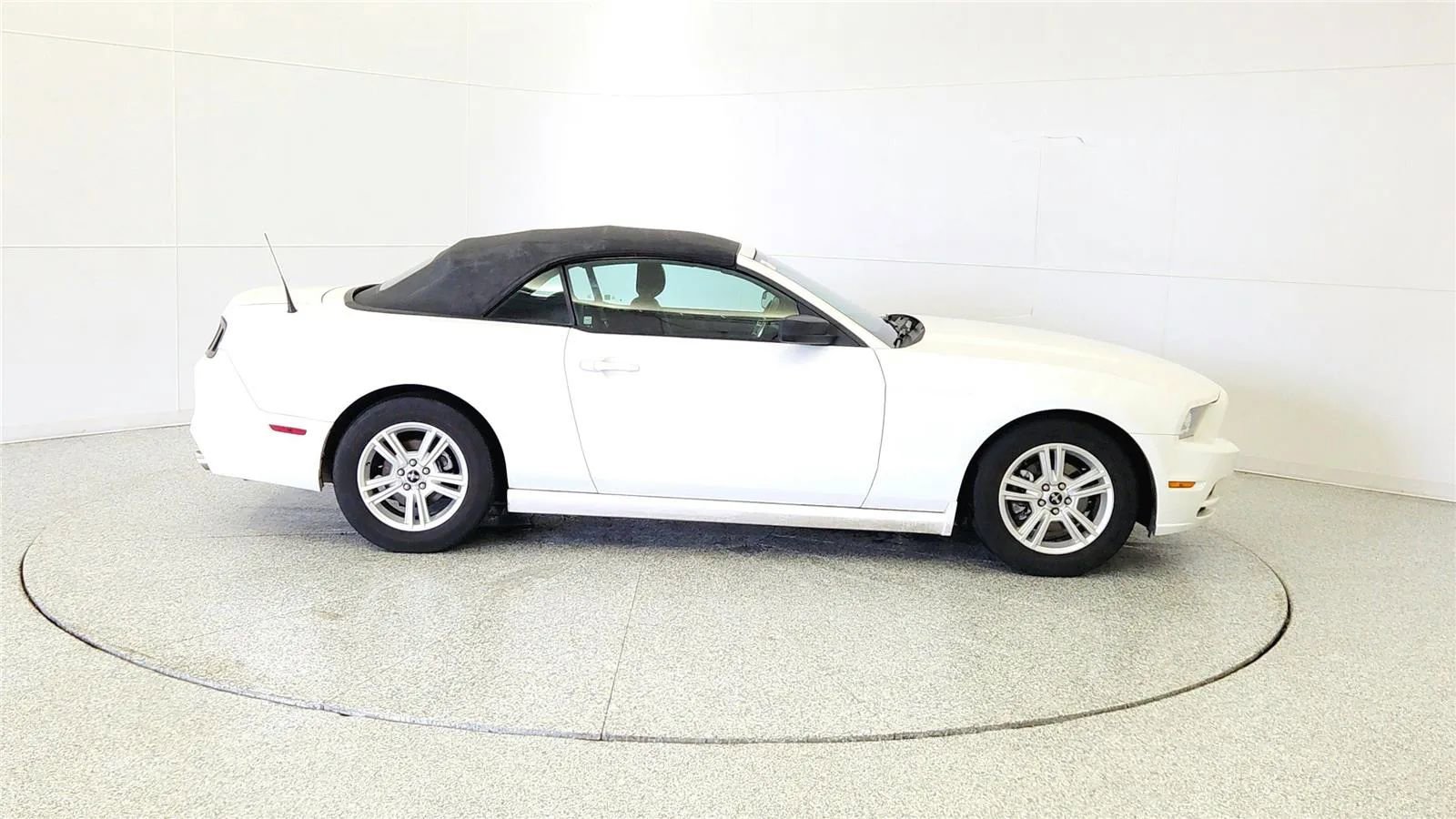 Used 2013 Ford Mustang Convertible RWD image 8