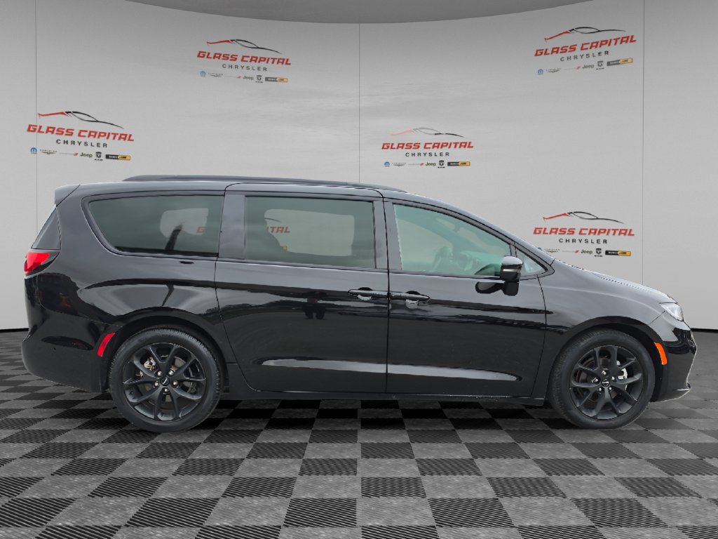 Used 2024 Chrysler Pacifica Limited w/ S Appearance Package FWD image 8