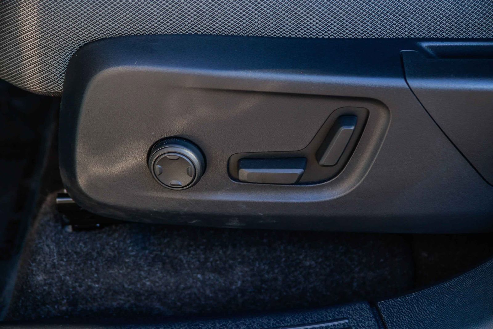 Used 2023 Volvo XC40 Recharge Core image 22