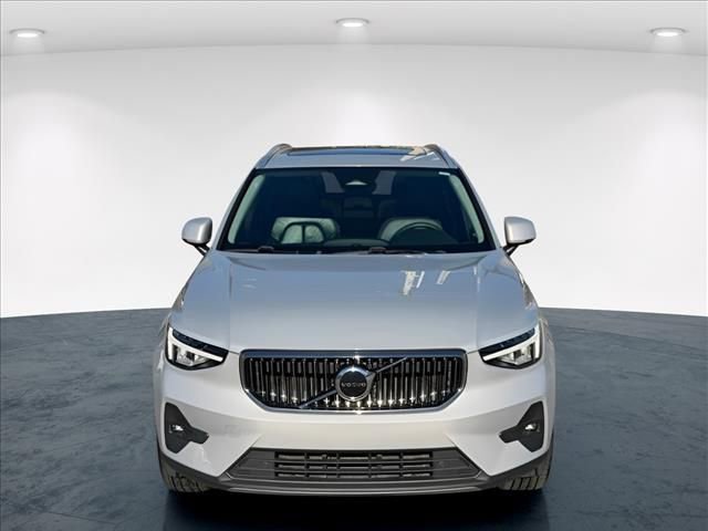 Used 2023 Volvo XC40 B5 Plus image 2