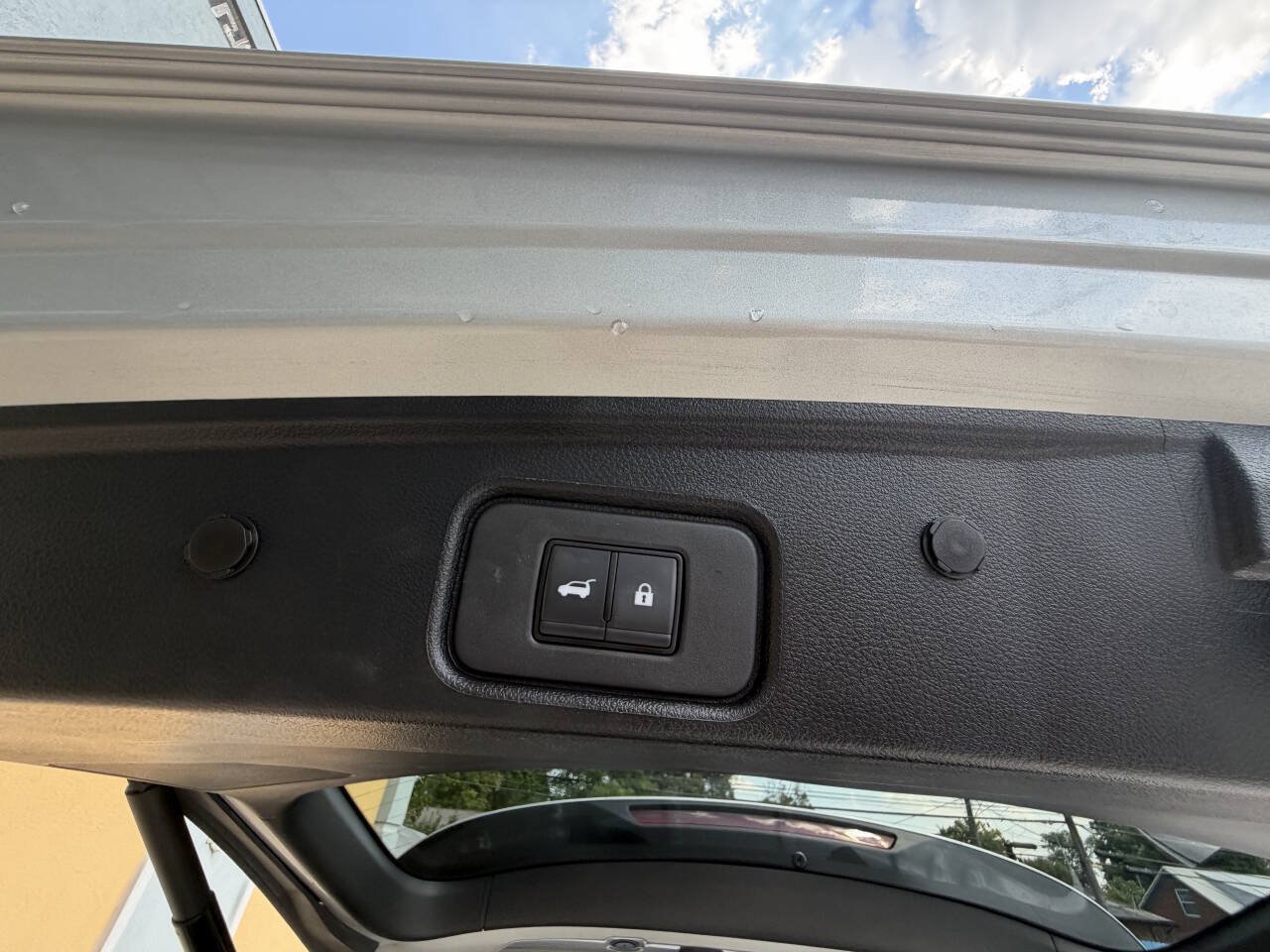 Used 2025 Nissan Pathfinder SV FWD image 27