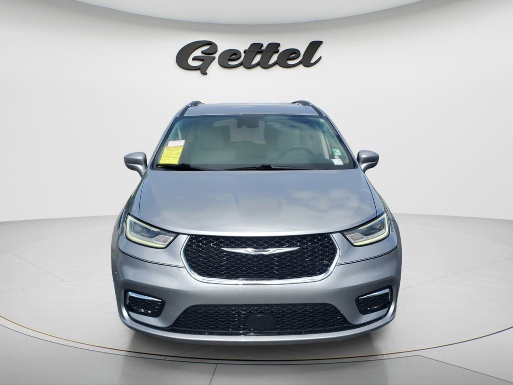 Used 2021 Chrysler Pacifica Touring-L FWD image 2