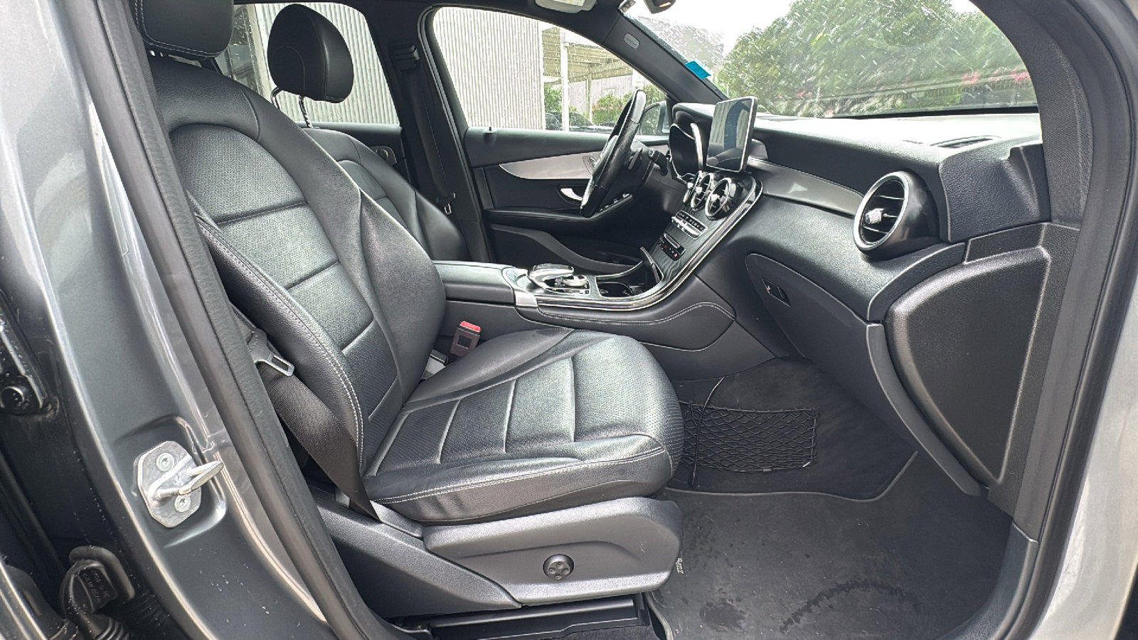 Used 2019 Mercedes-Benz GLC 350e 4MATIC image 27