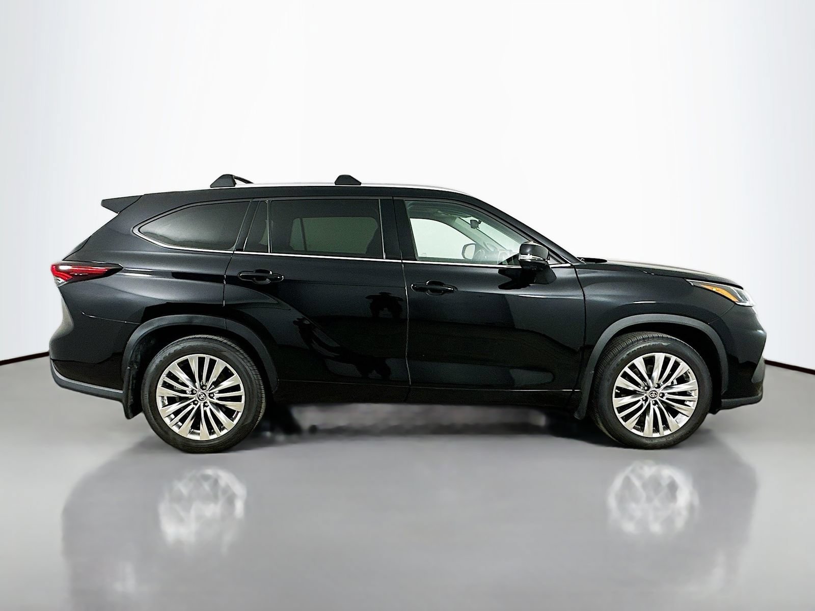 Used 2024 Toyota Highlander Platinum AWD/4WD image 4