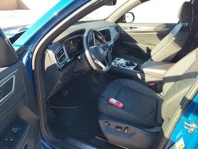 Used 2025 Volkswagen Atlas Cross Sport SE image 3
