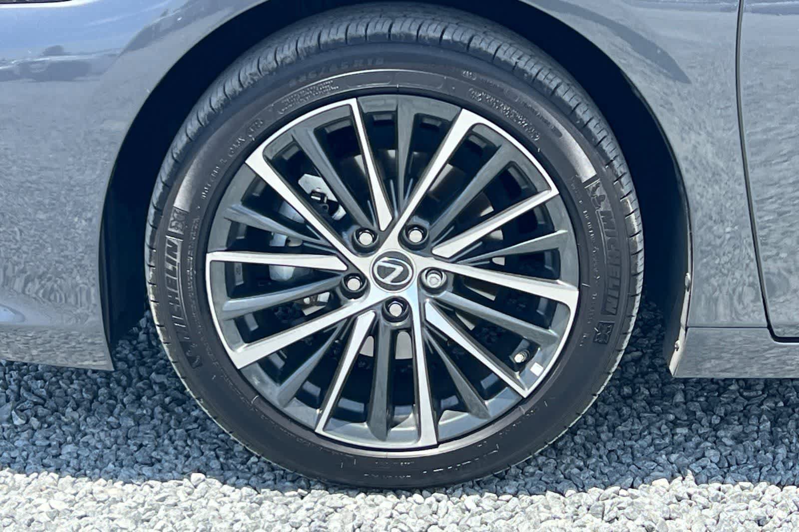 Used 2025 Lexus ES 300h w/ Premium Package FWD image 35