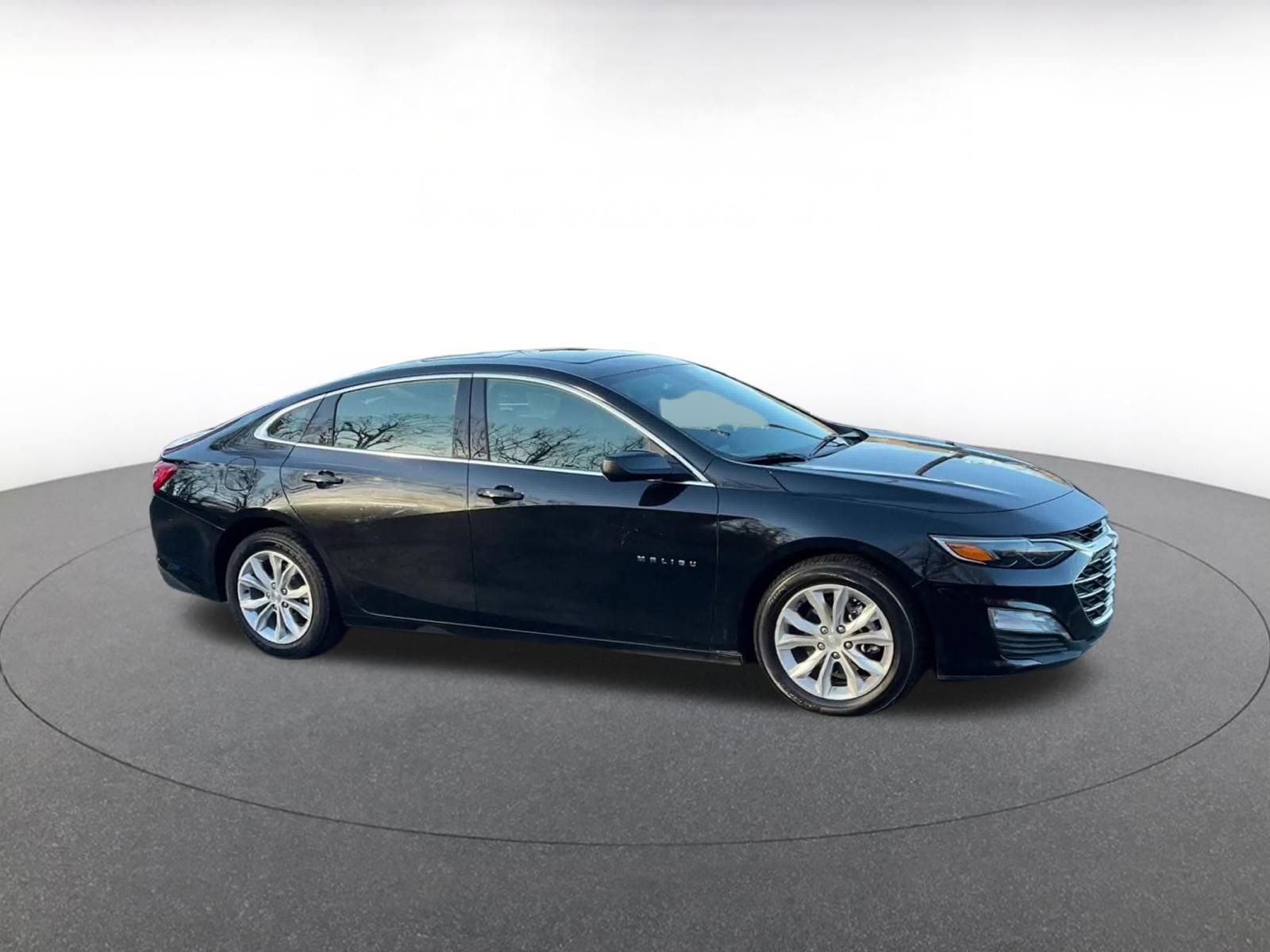 Used 2024 Chevrolet Malibu LT image 2