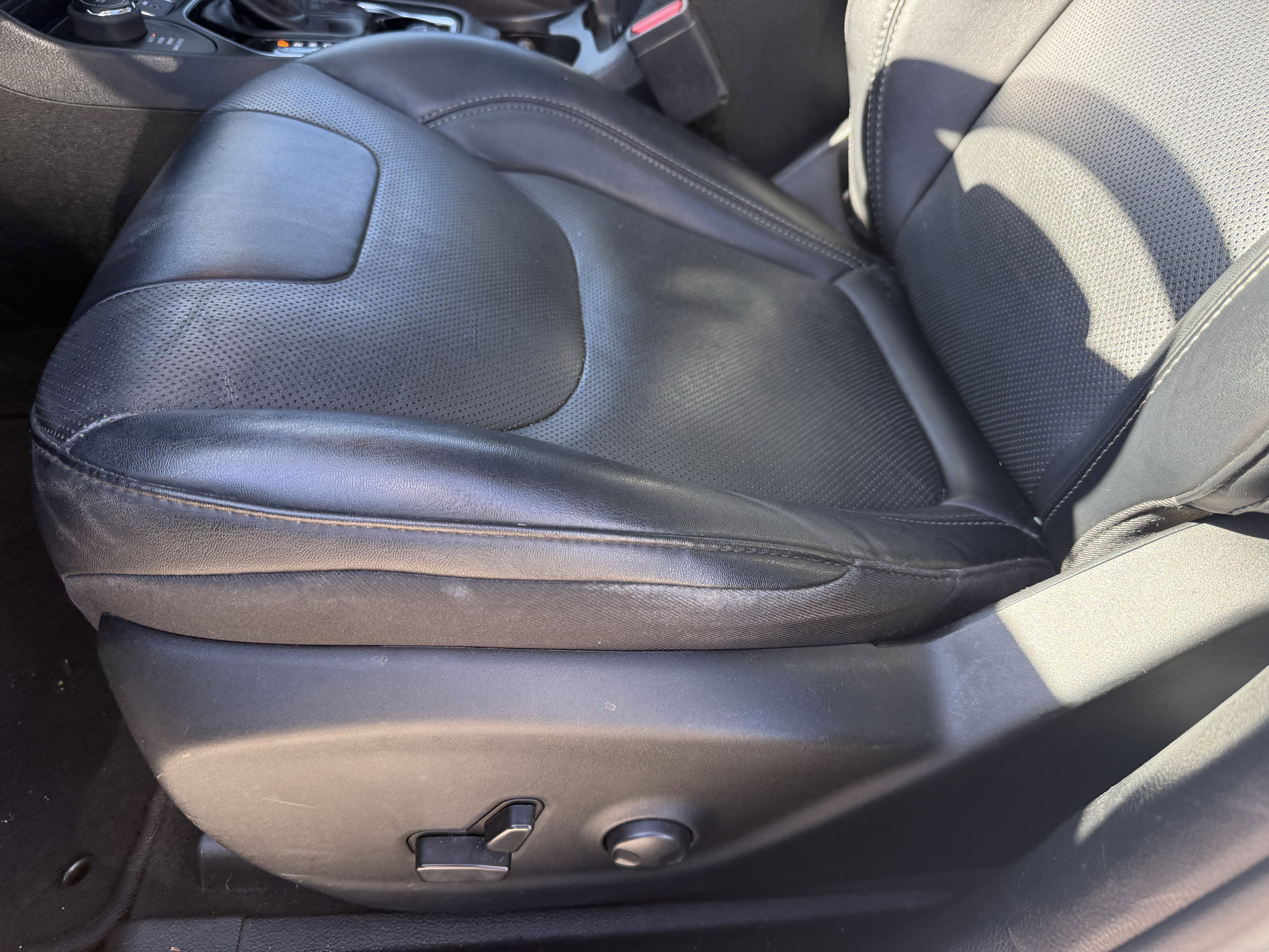 Used 2022 Jeep Cherokee Limited image 30