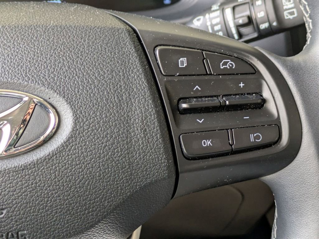 Used 2025 Hyundai Venue SEL FWD image 21