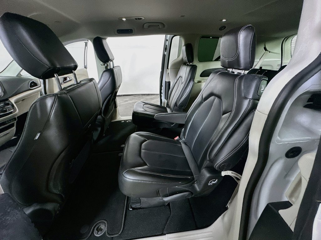 Used 2024 Chrysler Pacifica Touring-L FWD image 17