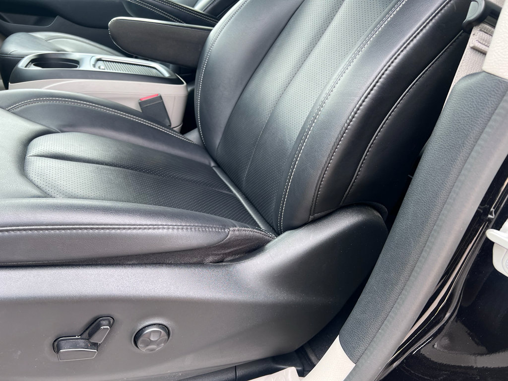 Used 2024 Chrysler Pacifica Touring-L image 21