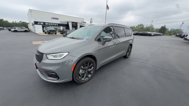 Used 2021 Chrysler Pacifica Touring-L w/ Uconnect Theater Family Group AWD/4WD image 4