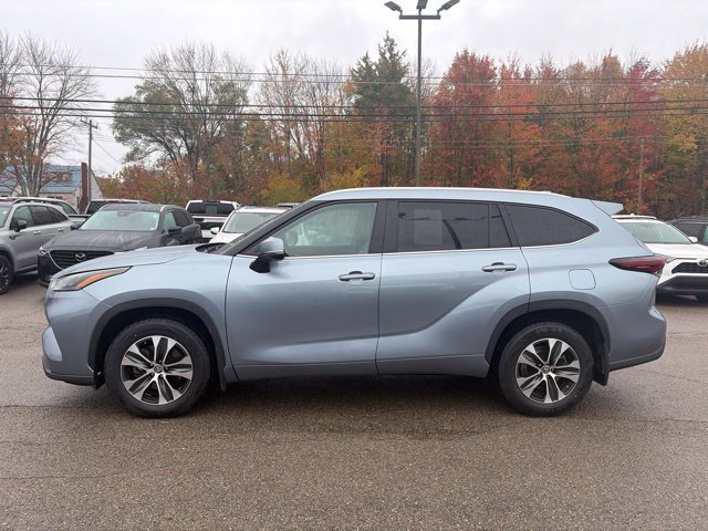 Used 2024 Toyota Highlander XLE AWD/4WD image 3