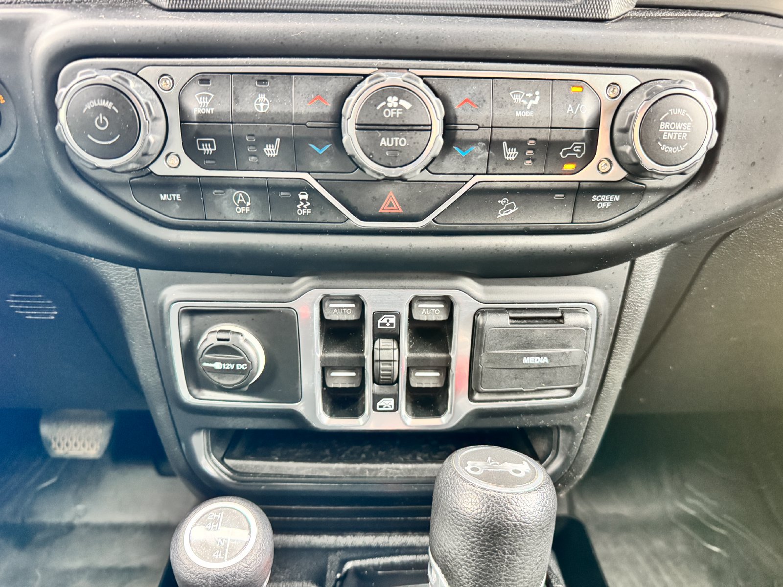 Used 2019 Jeep Wrangler Unlimited Sahara AWD/4WD image 19