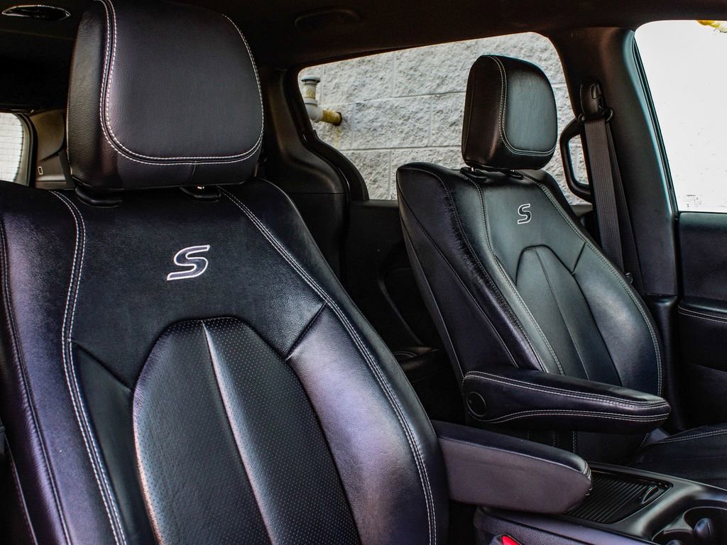 Used 2022 Chrysler Pacifica Touring-L w/ Uconnect Theater Family Group image 40