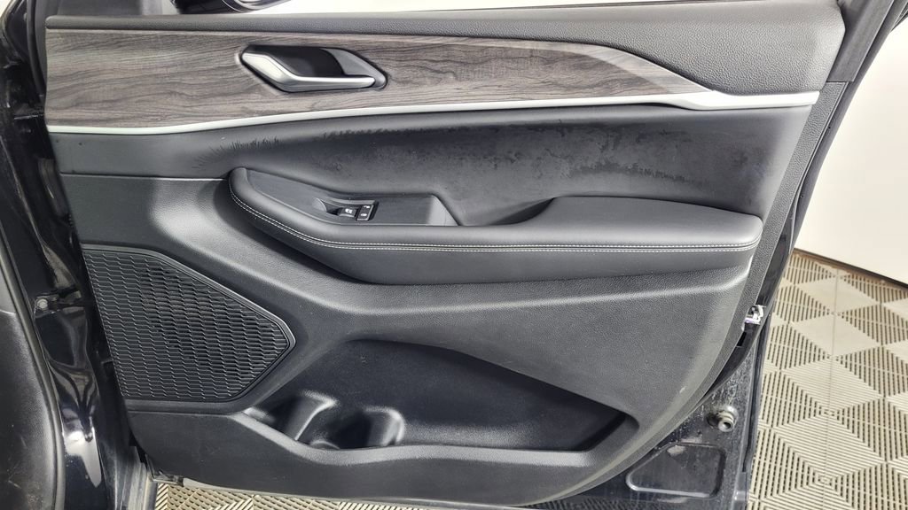 Used 2023 Jeep Grand Cherokee Limited w/ Black Appearance Package image 34