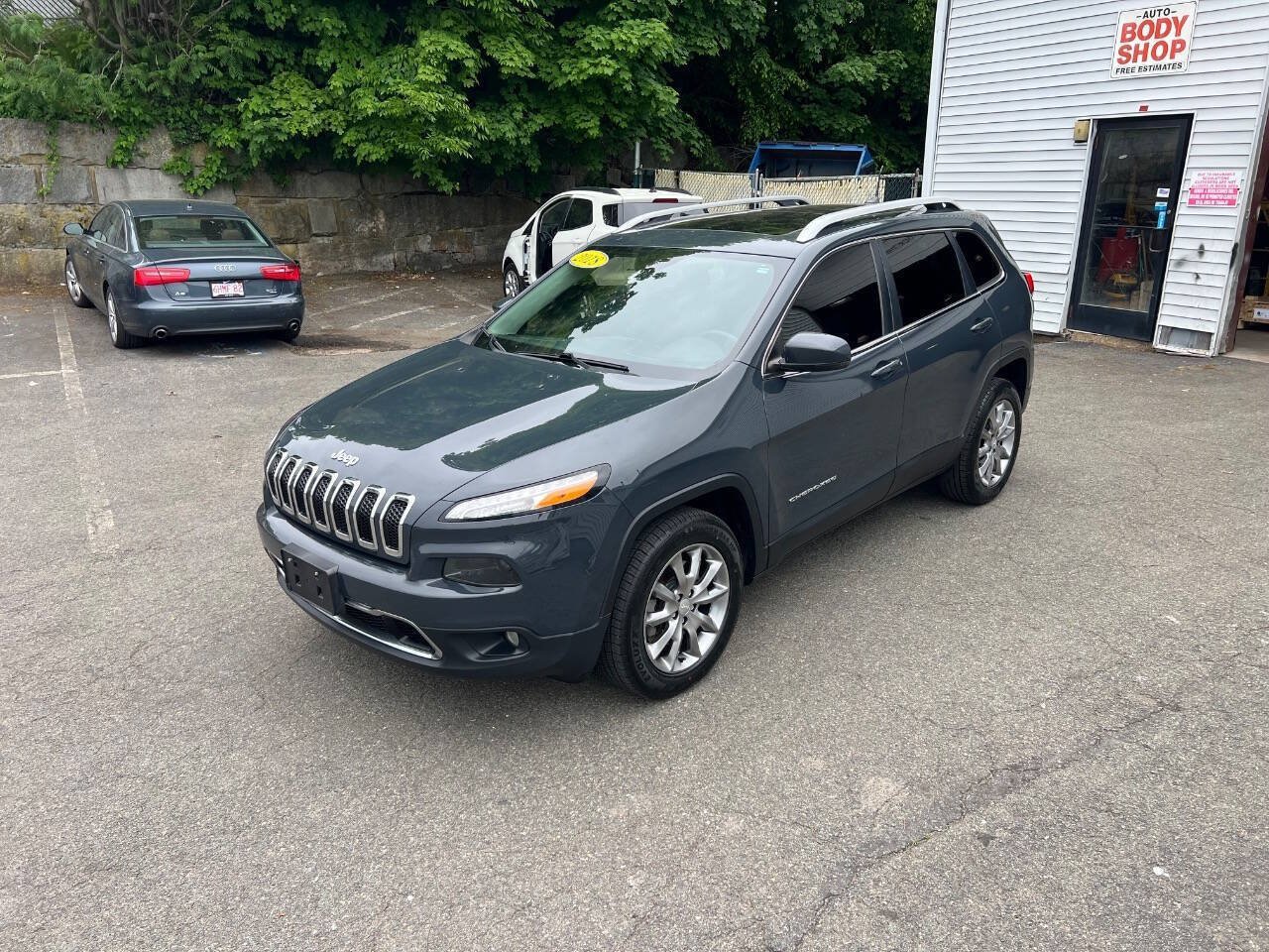 Used 2018 Jeep Cherokee Limited AWD/4WD image 2