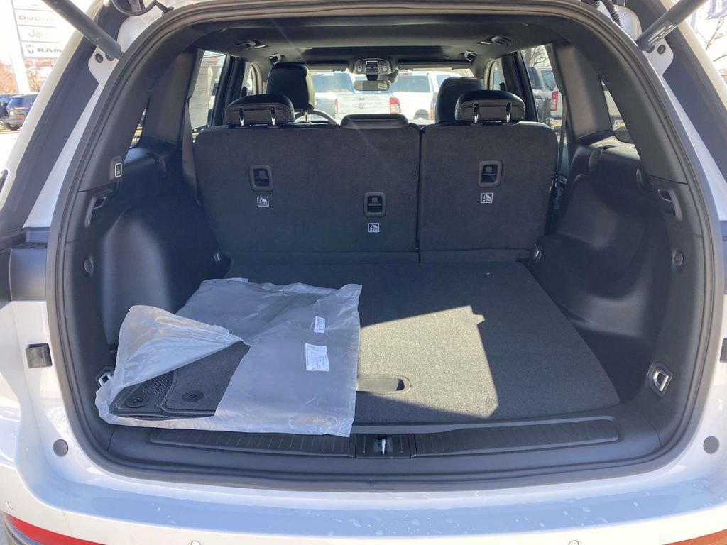 New 2026 Jeep Grand Cherokee Altitude image 8