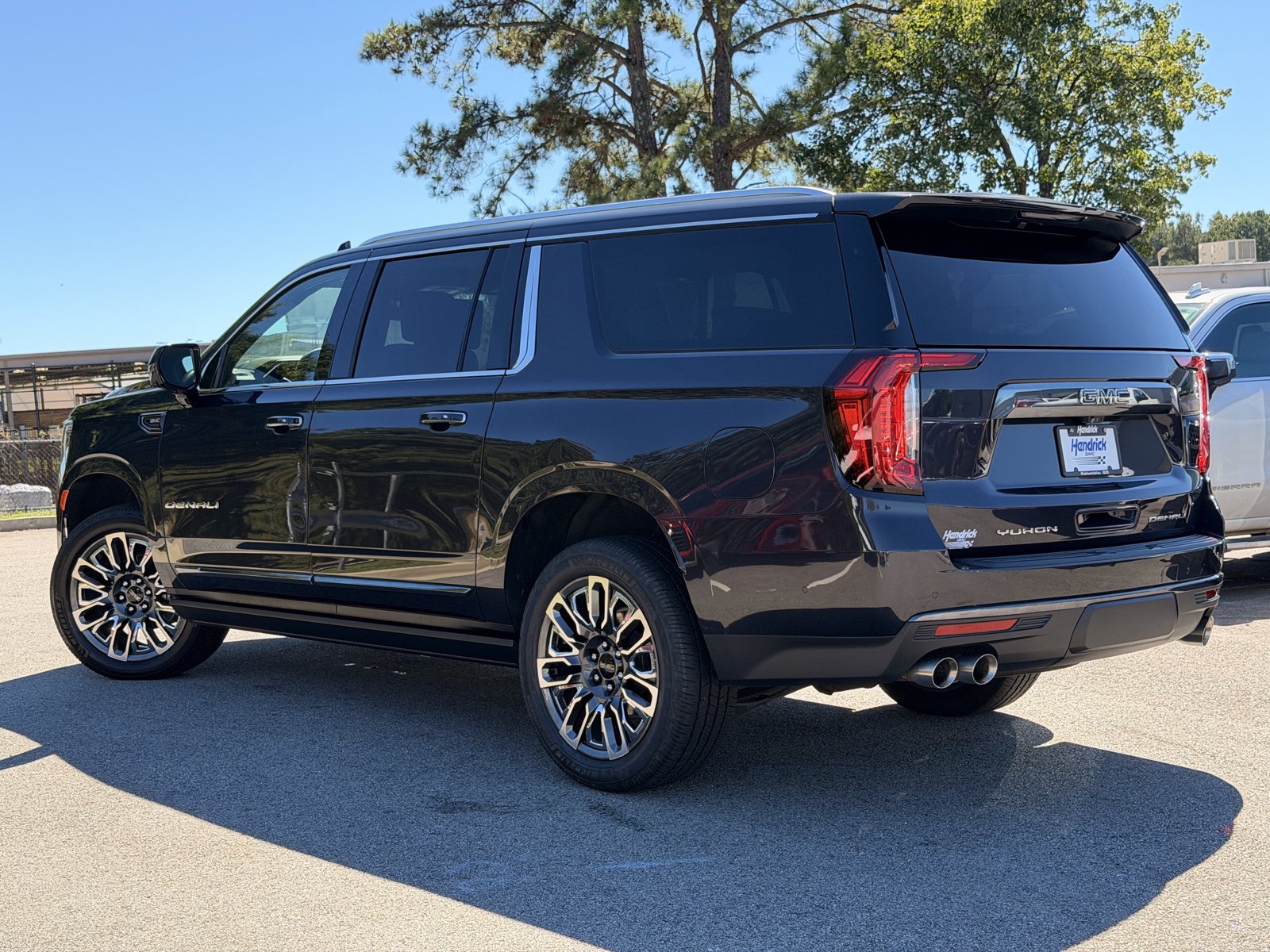 Used 2023 GMC Yukon XL Denali Ultimate AWD/4WD image 10