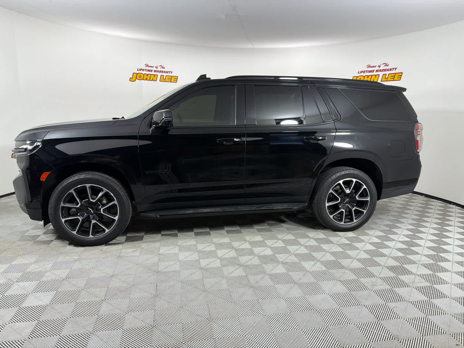Used 2022 Chevrolet Tahoe RST w/ Luxury Package AWD/4WD image 2