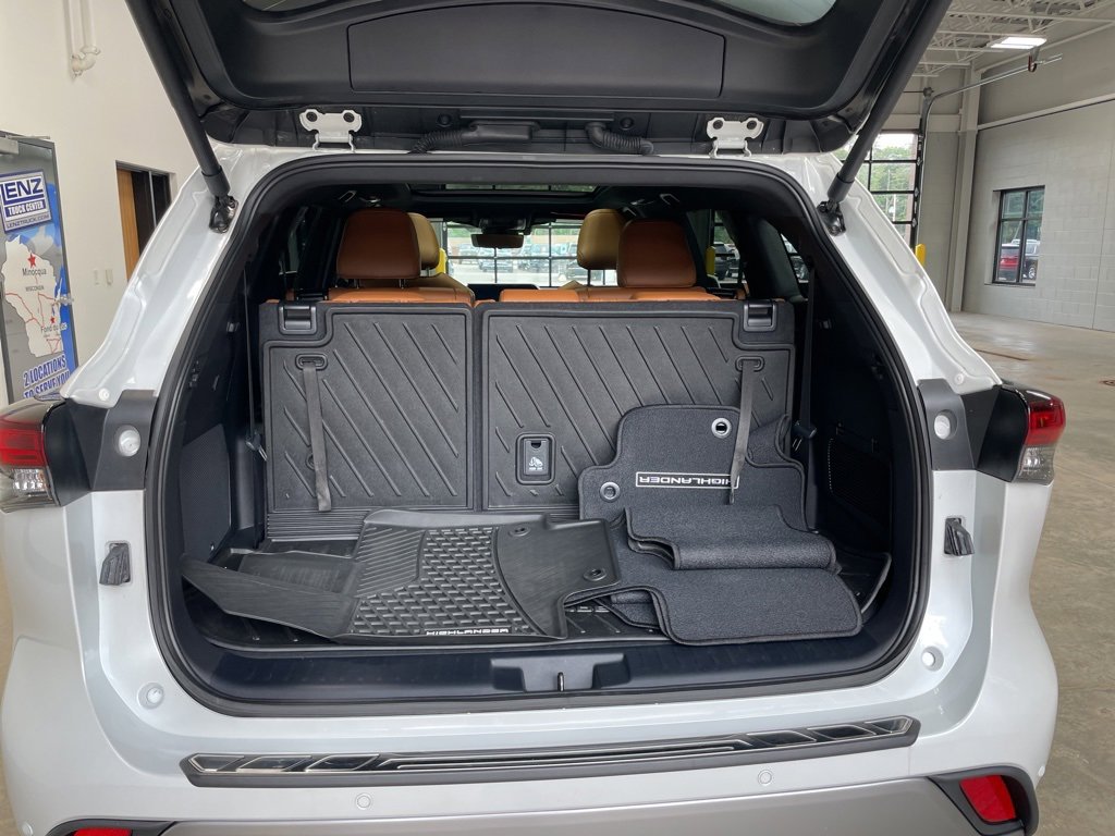 Used 2024 Toyota Highlander Platinum image 8